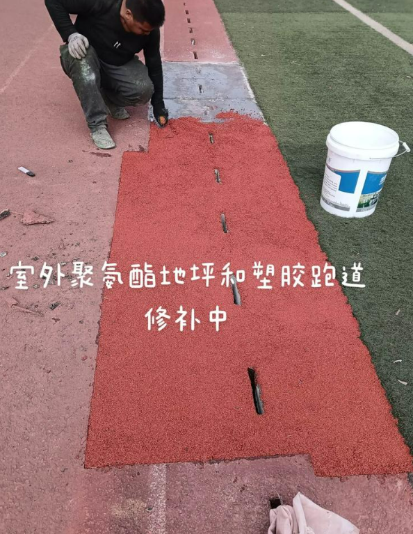 千家镇球场地面翻新维修，核心是先诊断破损